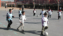 Niños jugando al futbol sala